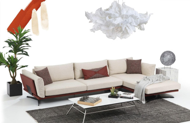 Sofas komplekts ar diviem sēdvietu stūra dīvānu L-formā, bēša krāsā, modernā audumā.
