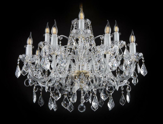 Klasiskā griestu lampa ar kristālu apgaismojumu - jauna Boēmijas lampa krons.
