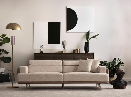 Ekskluzīva gaiši brūna 3-vietīga sofa, moderni mēbeles dzīvojamā istaba mīksta pļava.