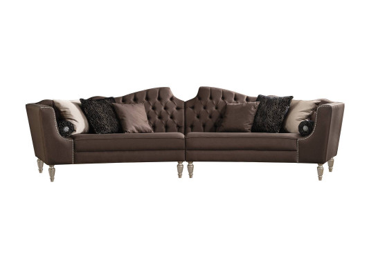 Tumši brūna piecasvietīga dizaina Chesterfield luksusa mīkstajā sēdeklīvāzā.