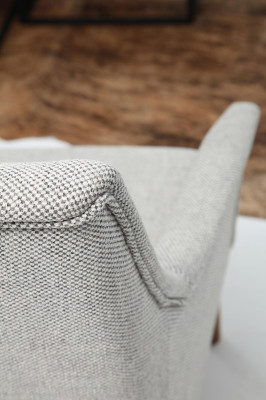 Sofas komplekts ar trim sēdvietām, moderns krēsls, pelēka auduma mīkstais krēsls dzīvojamā istabā.