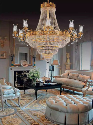 Luksus dizaina griestu lampa - kronšleife ar zelta kristāliem.