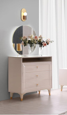 Modernā beige krāsas komoda ar spoguli vienkrāsainās plauktos guļamistabā