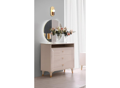Modernā beige krāsas komoda ar spoguli vienkrāsainās plauktos guļamistabā