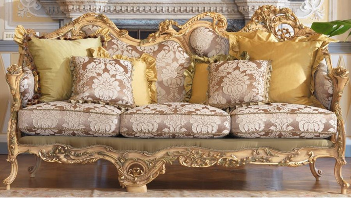 Klasiskā Chesterfield dīvāna ar roku grieztām detaļām.