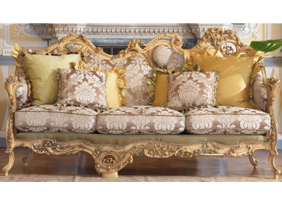 Klasiskā Chesterfield dīvāna ar roku grieztām detaļām.