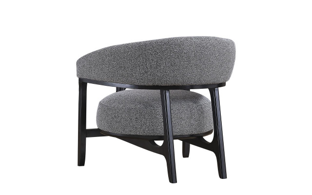 Pelēks polsterēts stūra dīvāns ar dizainera tekstila krēslu luksusa dzīvojamā istaba komplektā.