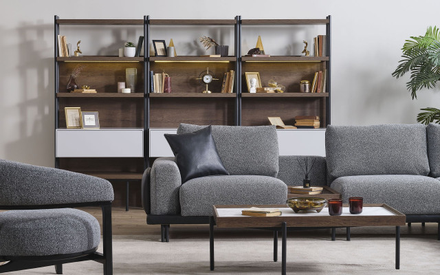 Pelēks polsterēts stūra dīvāns ar dizainera tekstila krēslu luksusa dzīvojamā istaba komplektā.