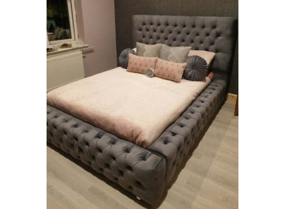 Dizaina modernā divguļamā gulta mēbelēm 180x200 cm ar auduma un koka apšuvumu guļamistabā.