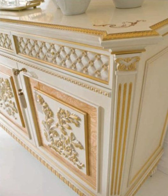 Sniegtā_palīdzība_mēbeles_skapis_Beige_koks_ēdamgalds_kumodes_baroka