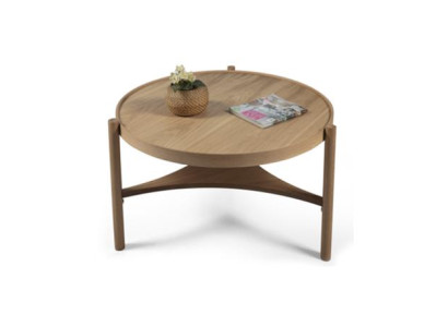 Jaunas mēbeles, galdiņš dzīvojamā istabā, koksnes kafijas galds, moderna iekārta.