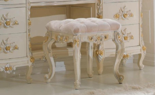 Hocker Chesterfield Beistell Luxus Bank Polster Schlafzimmer Barock -> Kājgalds Chesterfield priekšais VIP dīvāns polsterēts gulējamais numurs baroka stilā