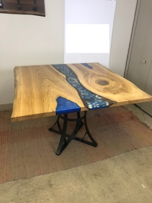 Ēdamgalds River Table Reāla koka upes galds 110x110 Masīvie galdi.