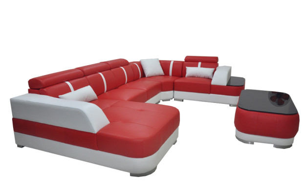 Dizaina stūrveida sofa no ādas ar polsterējumu un USB savienojumu.