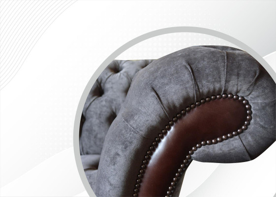 Chesterfield 3 vietu dzīvojamo istabu dīvāns ar auduma apdari un kokvilnas audumu.