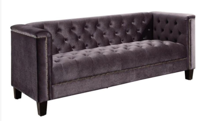 Pelēkā krāsā, trīsvietīgā tekstila Chesterfield stila mūsdienīga dizaina dīvāns istabas mūsdienīgam dizainam.