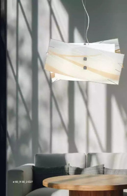 Stilīga griestu lampa. Moderns baltās krāsas „Pendelkronleuchter“ ar 2 lampām.
