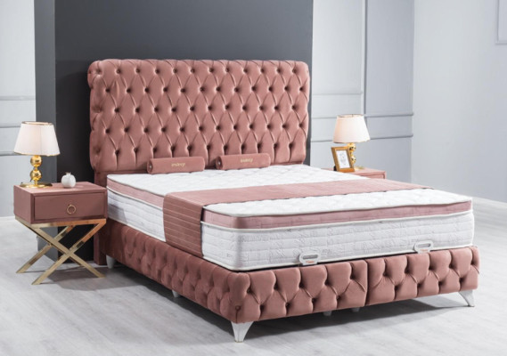 Boxspringa gulta Rosa Chesterfield stilā Izcils dizains Luksuss 2x nakts galdiņi komplektā 3 gabalos.
