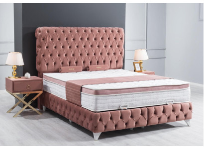 Boxspringa gulta Rosa Chesterfield stilā Izcils dizains Luksuss 2x nakts galdiņi komplektā 3 gabalos.