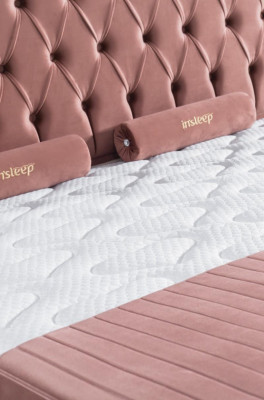 Boxspringa gulta Rosa Chesterfield stilā Izcils dizains Luksuss 2x nakts galdiņi komplektā 3 gabalos.