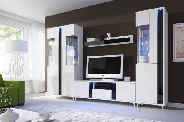 Spilgtā dzīvojamā siena - dekora skapīši - dzīvokļa siena - skapis - vitrīna - galdauts