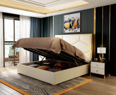 Gulta dekoratīvajā dizainā luksusa divvietīgā viesnīcas guļamistabā ar ādas apdari.