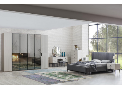 Gaiši pelēks guļamistabas komplekts, komplektā ietilpst mēbeles, gulta, skapis, nakts galdi un 7 gabali.