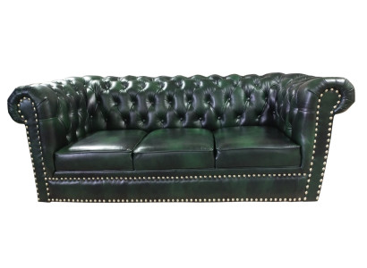 Chesterfield dīvāns ar trim sēdvietām no īstās ādas zaļā krāsā, derīga platība 230 cm.