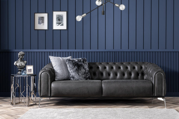 Melns četrstūra taisnstūra stila dīvāns Chesterfield stilā dzīvojamajai istabai.