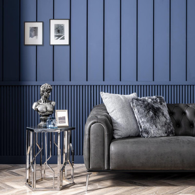 Melns četrstūra taisnstūra stila dīvāns Chesterfield stilā dzīvojamajai istabai.
