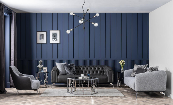 Melns četrstūra taisnstūra stila dīvāns Chesterfield stilā dzīvojamajai istabai.