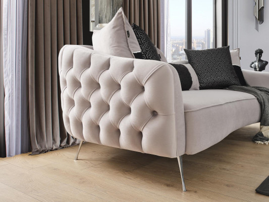 Moderns Sofasets Nojumes ar trīsžoku dīvānu, krēslu un trīsēšiem gaiši baltā krāsā no poliestera auduma.