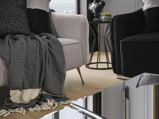 Moderns Sofasets Nojumes ar trīsžoku dīvānu, krēslu un trīsēšiem gaiši baltā krāsā no poliestera auduma.