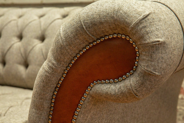 Pelnvīrs Chesterfield trīs vietu dīvāns Ar mīkstajiem polsteriem, mūsdienīgs trīsmetra dīvāns