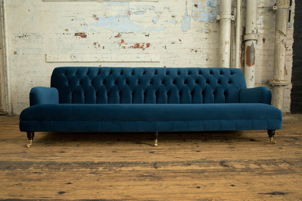 Liels zils Chesterfield četrstāvu xxl luksusa dīvāns ar polsterējumu un mēbelēm.