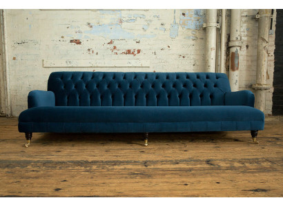 Liels zils Chesterfield četrstāvu xxl luksusa dīvāns ar polsterējumu un mēbelēm.