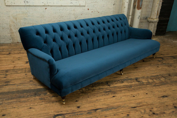 Liels zils Chesterfield četrstāvu xxl luksusa dīvāns ar polsterējumu un mēbelēm.