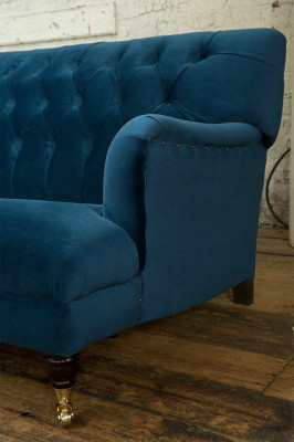Liels zils Chesterfield četrstāvu xxl luksusa dīvāns ar polsterējumu un mēbelēm.