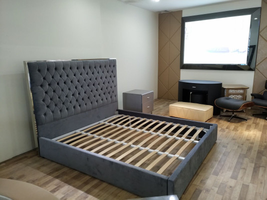 Lieliska eleganta Chesterfield pelēka divguļamā gulta, tekstila gultas luksusa dizains