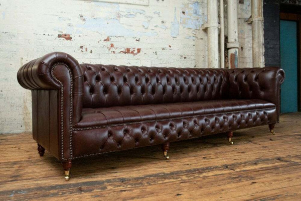 Brūns Chesterfield 4-vietīgs Klasiskais luksusa bāra rokoko dīvāns.