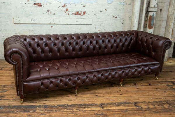 Brūns Chesterfield 4-vietīgs Klasiskais luksusa bāra rokoko dīvāns.
