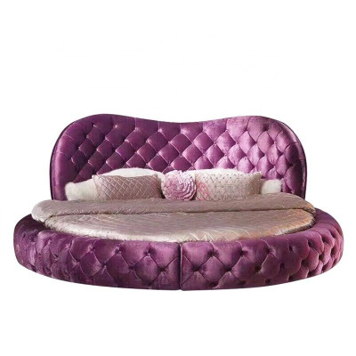 Apgultis ar apaļu Chesterfield dizainu guļamistabai tekstila ādas gultas polsterējumu purpursarkanajā krāsā. Luxe.