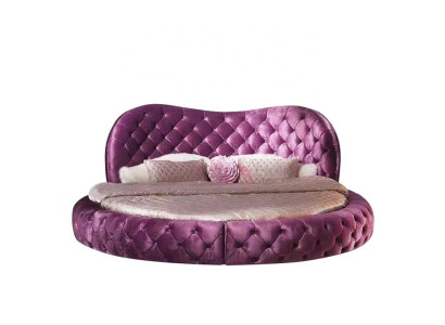 Apgultis ar apaļu Chesterfield dizainu guļamistabai tekstila ādas gultas polsterējumu purpursarkanajā krāsā. Luxe.