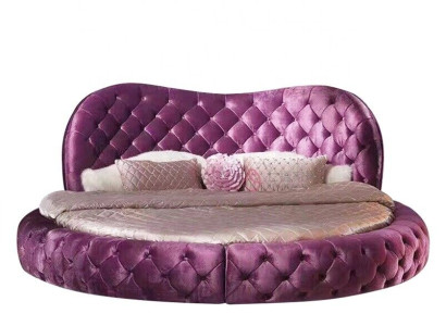 Apgultis ar apaļu Chesterfield dizainu guļamistabai tekstila ādas gultas polsterējumu purpursarkanajā krāsā. Luxe.