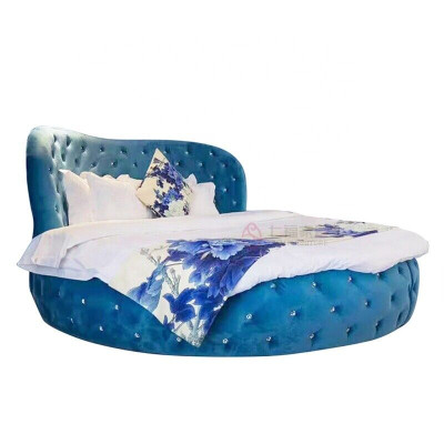 Apgultis ar apaļu Chesterfield dizainu guļamistabai tekstila ādas gultas polsterējumu purpursarkanajā krāsā. Luxe.