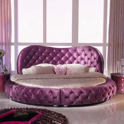 Apgultis ar apaļu Chesterfield dizainu guļamistabai tekstila ādas gultas polsterējumu purpursarkanajā krāsā. Luxe.