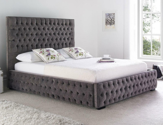 Pelēka Chesterfield divguļamais galds un guļamistabas gultas.