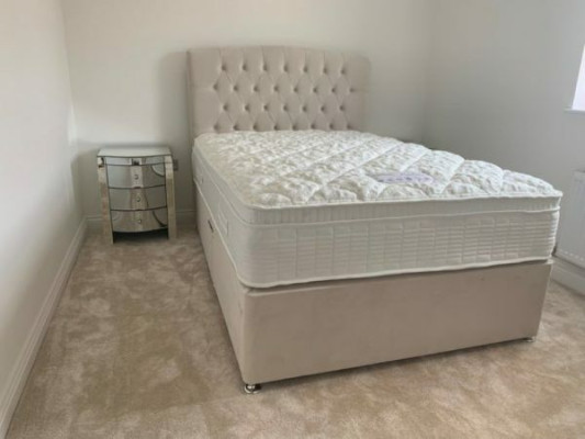 Liels gaiši bežs česterfīlda divguļamā gulta, luksusa modernas gultas.