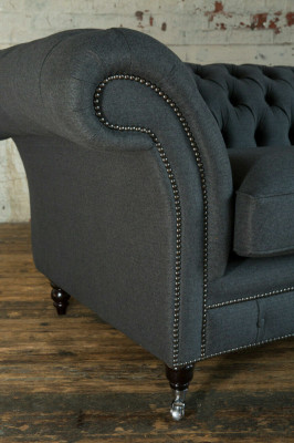 Oriģinālais Chesterfield tekstila ādas dīvāns ar lielu sēdvieta pelēka krāsā, 265 cm.