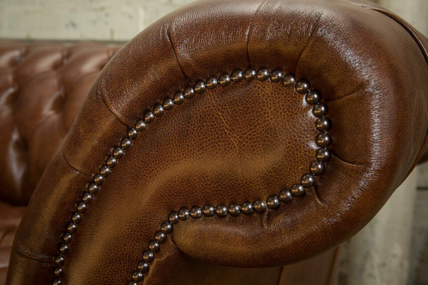 Chesterfield Brown dīvāns ar 4 sēdvietām un polsterējumu, dīvāns sērijas dīvāns ar 265 cm garu.